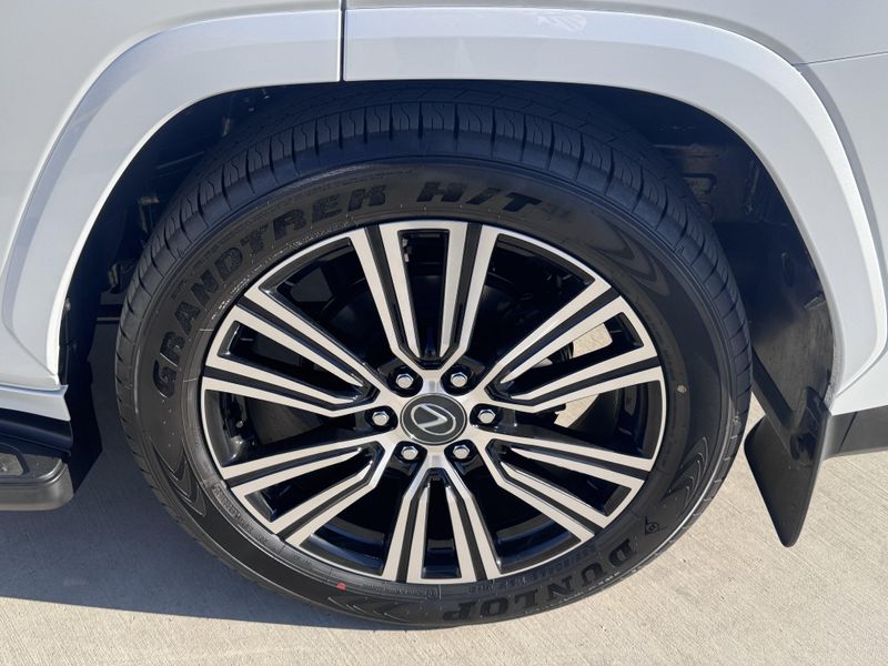 2025 Lexus LX 600 LuxuryImage 16