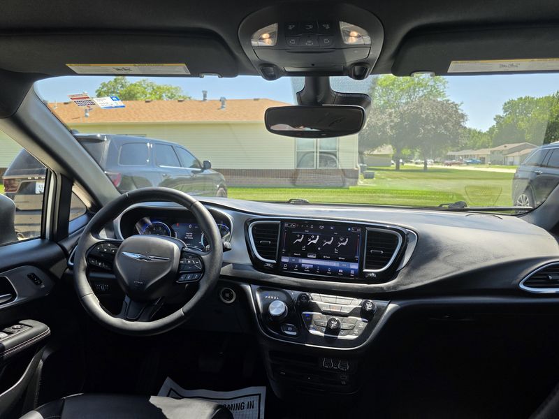 Used 2023 Chrysler Pacifica Touring LImage 15