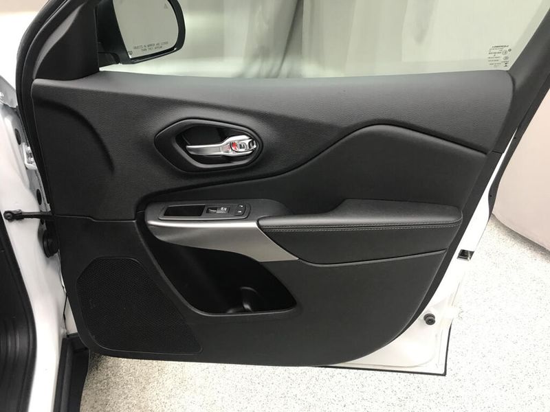 Used 2022 Jeep Cherokee Latitude LuxImage 17