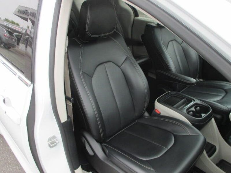 Used 2020 Chrysler Voyager LXIImage 24