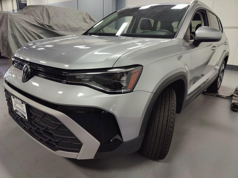 Used 2025 Volkswagen Taos SE 4-Motion AWDImage 8