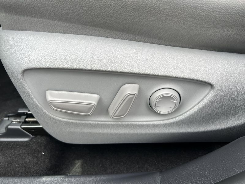 Used 2023 Toyota Highlander LImage 8