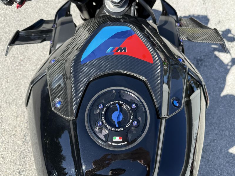 2025 BMW M 1000 R