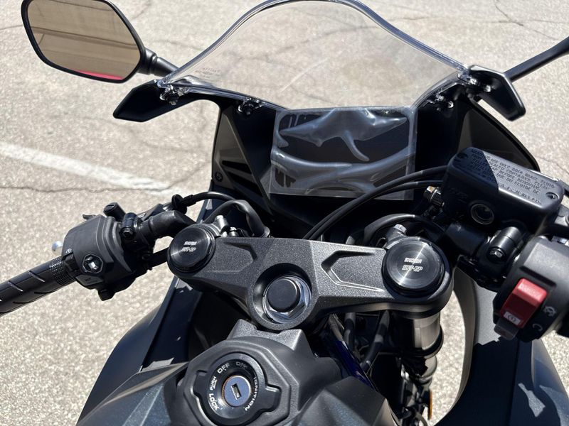 New 2026 Honda CBR650R E-CLUTCH Image 13