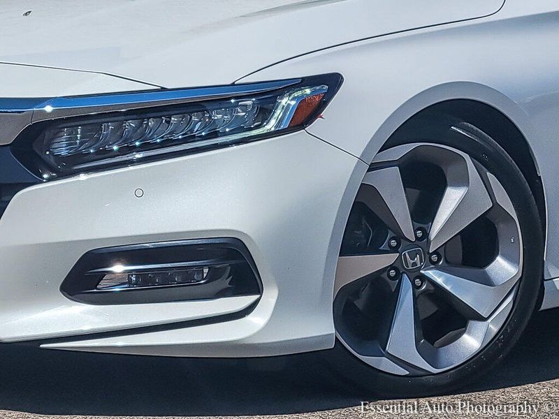 2019 Honda Accord Touring 2.0T photo 3