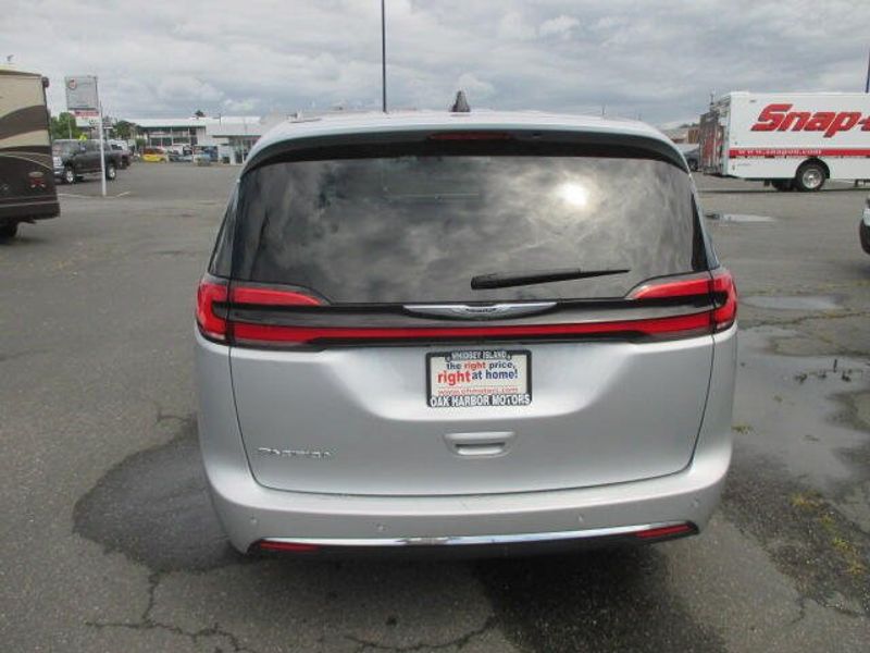 Used 2024 Chrysler Pacifica Touring LImage 8