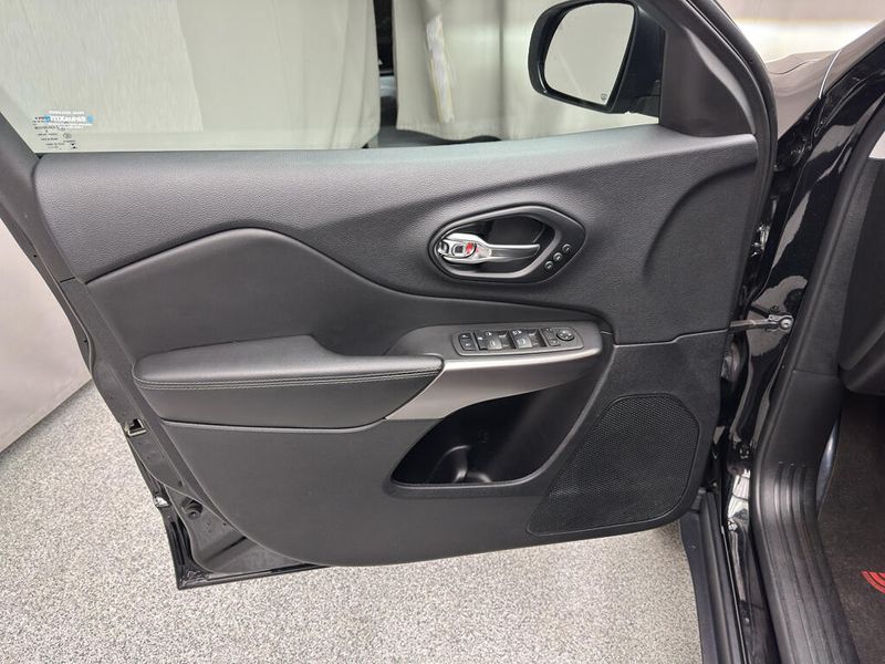 Used 2022 Jeep Cherokee LimitedImage 8