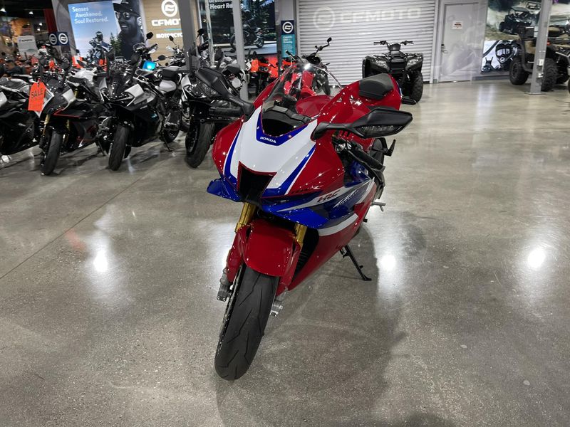 New 2025 Honda CBR1000RR-R FIREBLADE SP Image 6