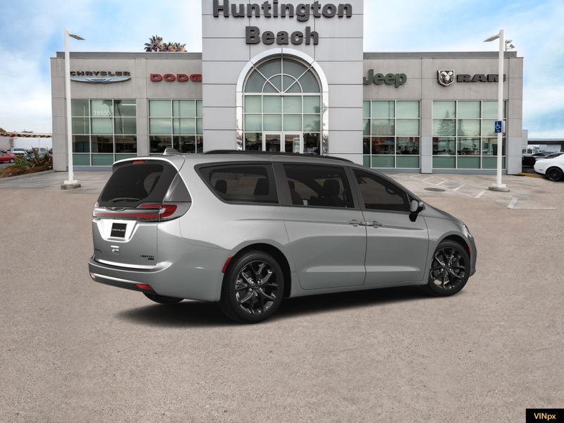 2023 Chrysler Pacifica Limited AWDImage 6