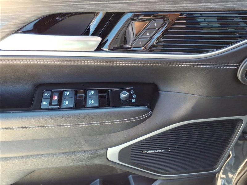 2024 Jeep Wagoneer L Series II photo 22