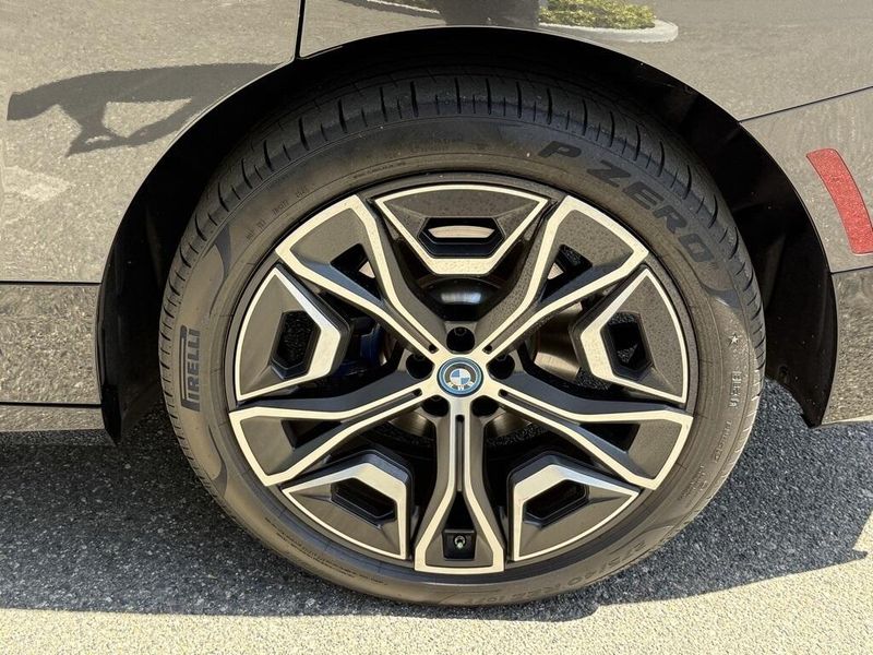 Used 2025 BMW iX xDrive50Image 17