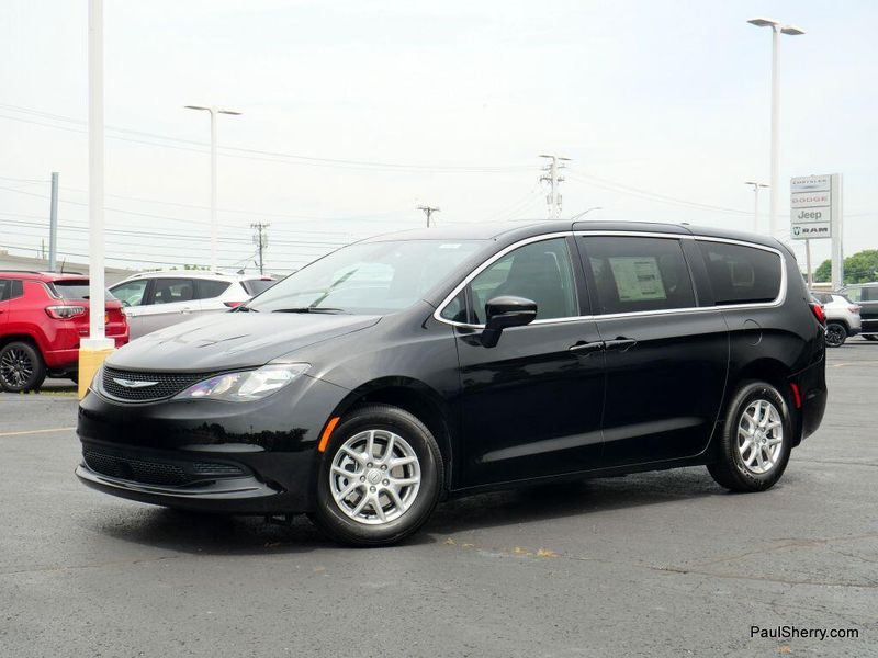 New 2025 Chrysler Voyager LxImage 8