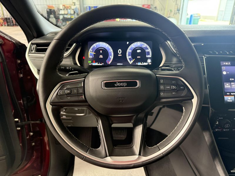 Used 2025 Jeep Grand Cherokee AltitudeImage 19