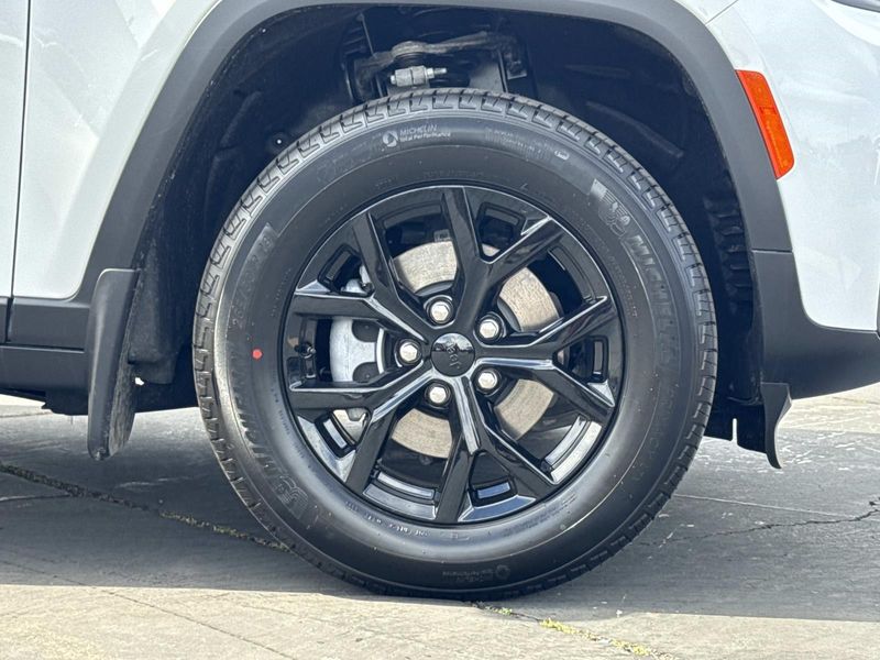 New 2026 Jeep Grand Cherokee Laredo Altitude 4x4