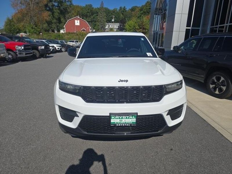2025 Jeep Grand Cherokee Altitude photo 2
