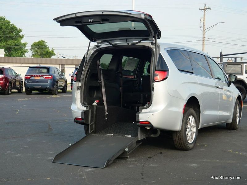 2023 Chrysler Pacifica TouringImage 18