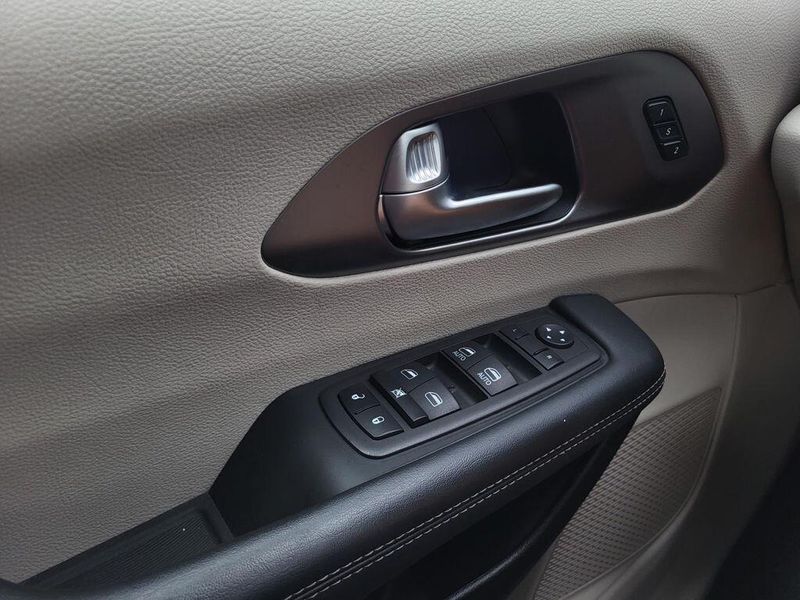 2023 Chrysler Pacifica Touring LImage 24
