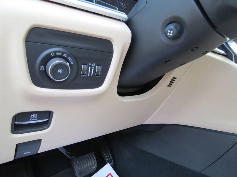 Used 2024 Jeep Grand Cherokee Limited 4x4 4dr SUVImage 9