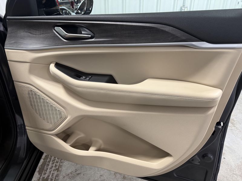 Used 2025 Jeep Grand Cherokee L LimitedImage 11