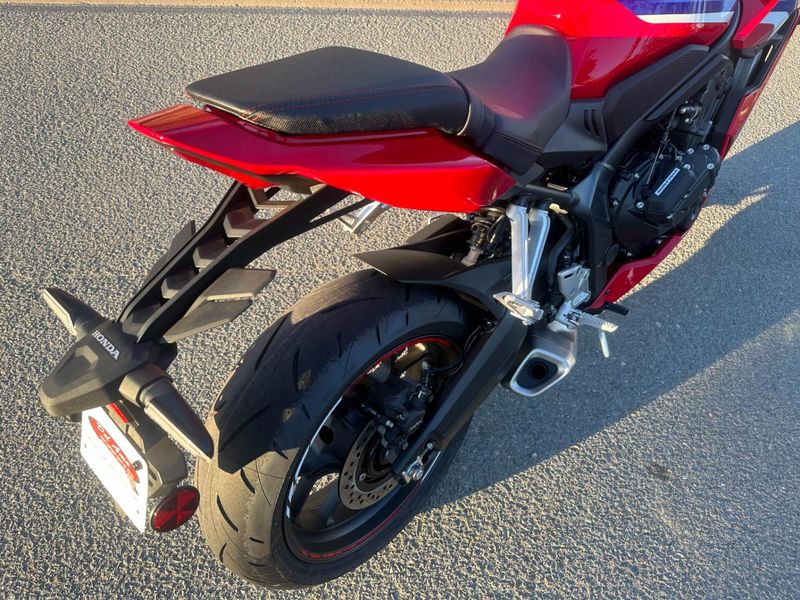 New 2026 Honda CBR650R E-CLUTCH Image 9