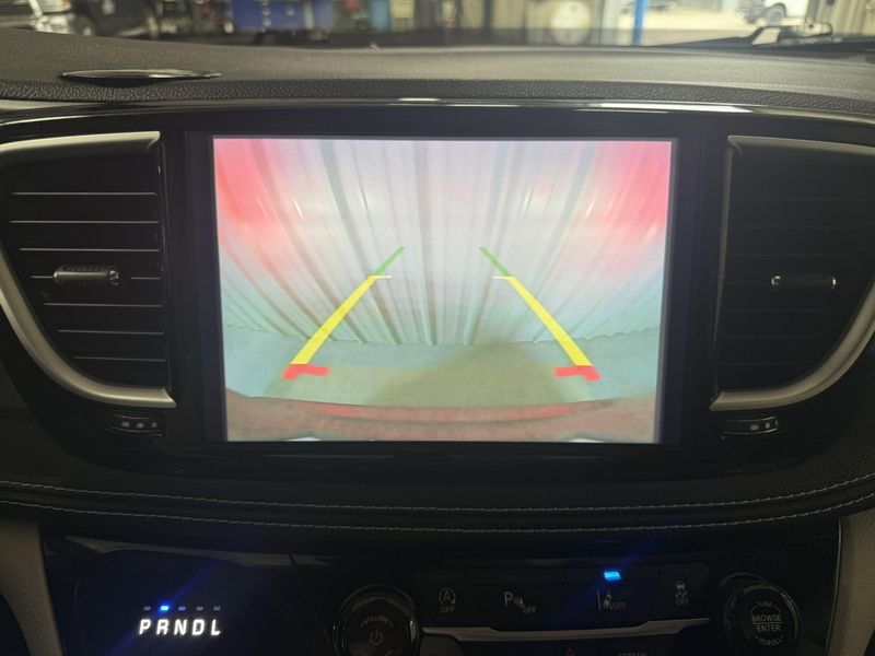 Used 2022 Chrysler Pacifica Touring LImage 12