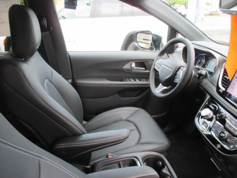 New 2027 Chrysler Pacifica SelectImage 26