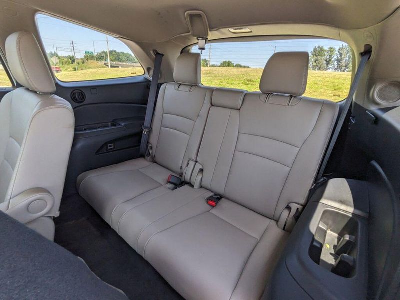2022 Honda Pilot Touring 7-Passenger in a Platinum White Pearl exterior color and Beigeinterior. Johnson Dodge 601-693-6343 pixelmotiondemo.com 