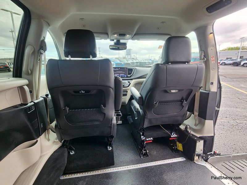 Used 2022 Chrysler Pacifica Touring L