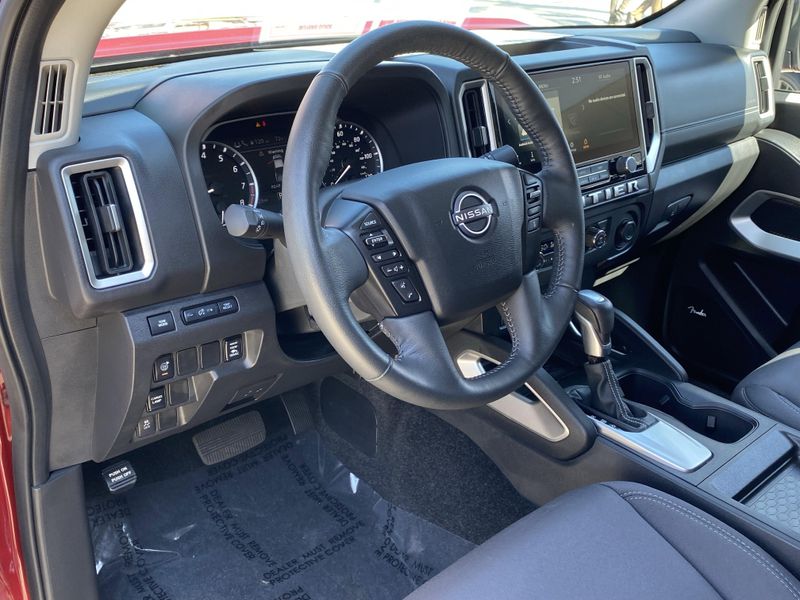 Used 2025 Nissan Frontier SVImage 14