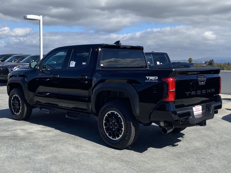 2025 Toyota Tacoma TRD Off Road HybridImage 5