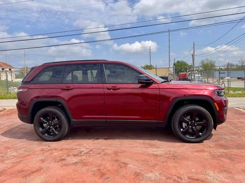 Used 2025 Jeep Grand Cherokee Altitude XImage 4