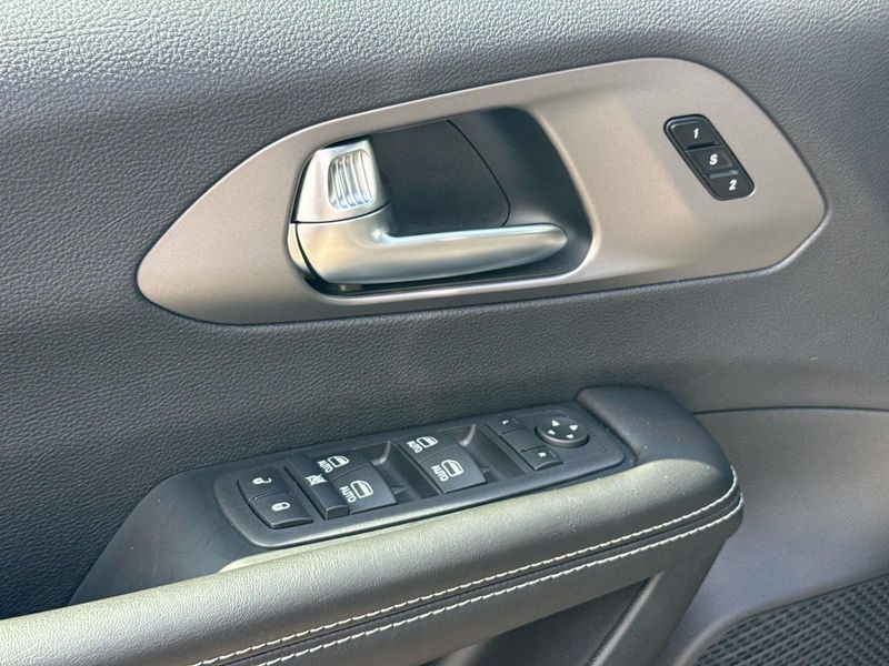 New 2027 Chrysler Pacifica Select Awd