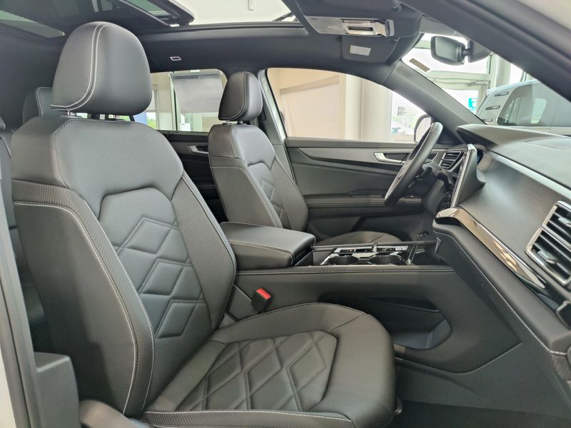 2025 Volkswagen Atlas Cross Sport SE AWD w/Technology/SunroofImage 5