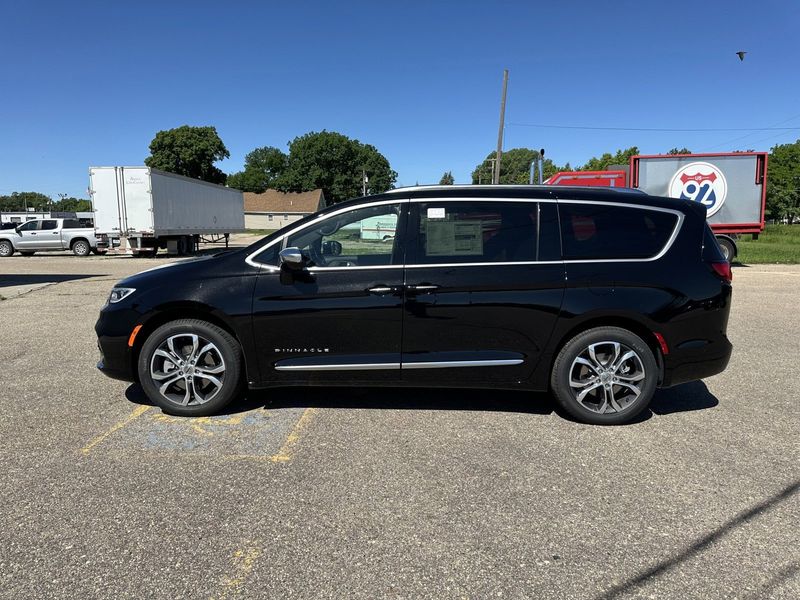 2024 Chrysler Pacifica Pinnacle AwdImage 5