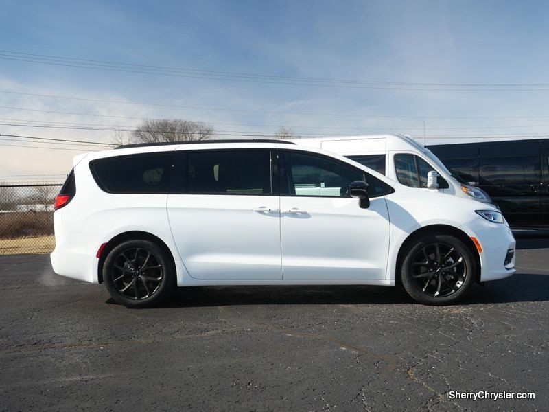 2024 Chrysler Pacifica Touring LImage 12