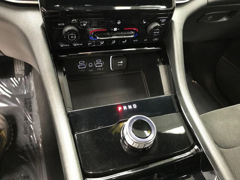 Used 2023 Jeep Grand Cherokee L AltitudeImage 9