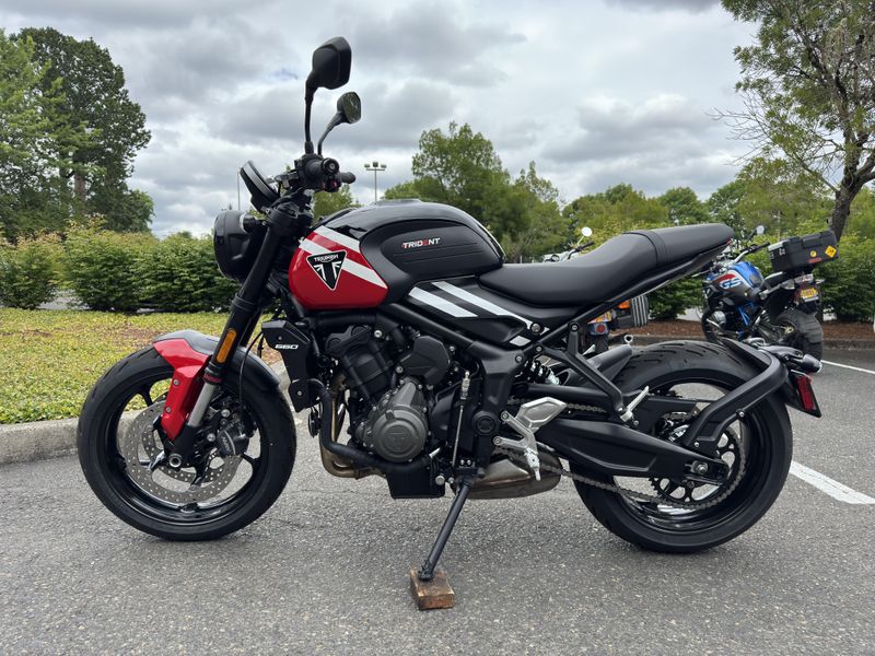 2025 Triumph Trident 660 - DIABLO RED - SAPPHIRE BLACK 