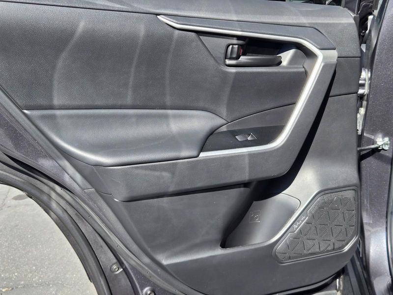 2023 Toyota RAV4 LE photo 3