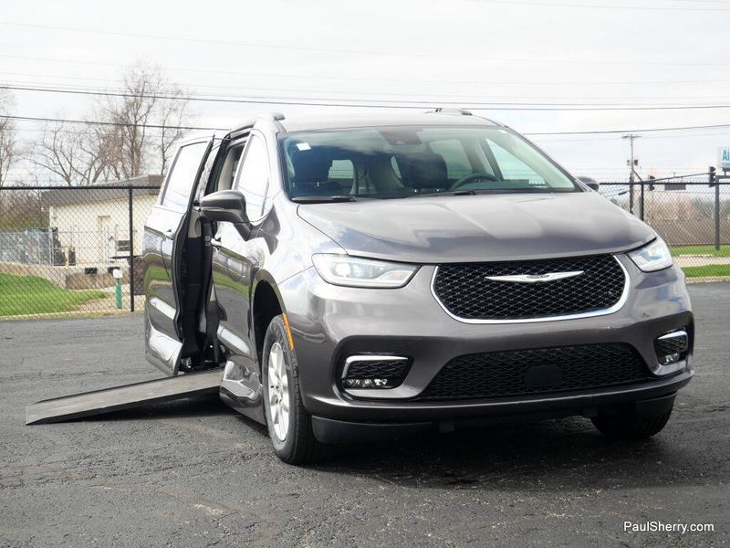 Used 2022 Chrysler Pacifica Touring L