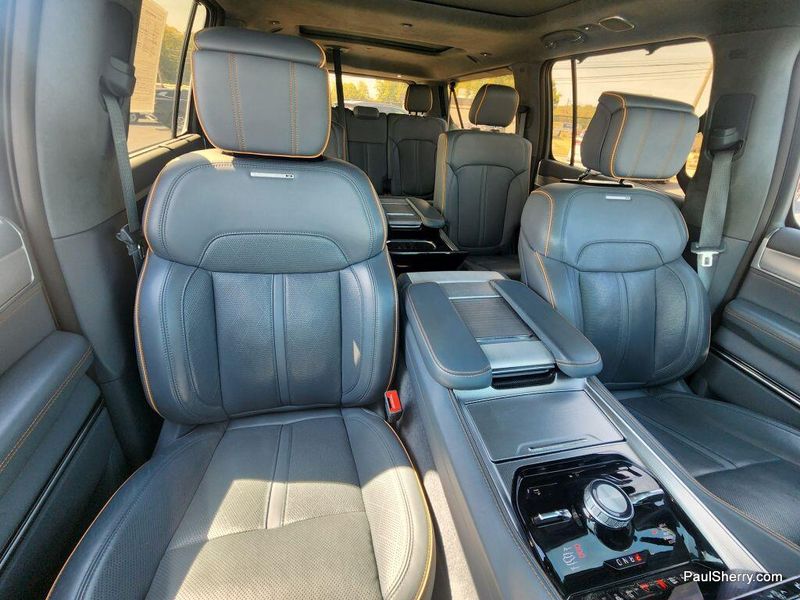 2023 Jeep Grand Wagoneer L II photo 2
