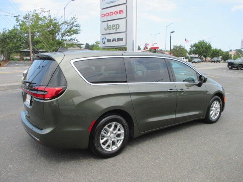 New 2027 Chrysler Pacifica SelectImage 8