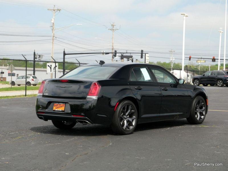 2023 Chrysler 300 Touring SportImage 9
