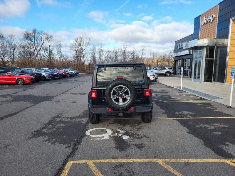 Used 2018 Jeep Wrangler Unlimited SaharaImage 11