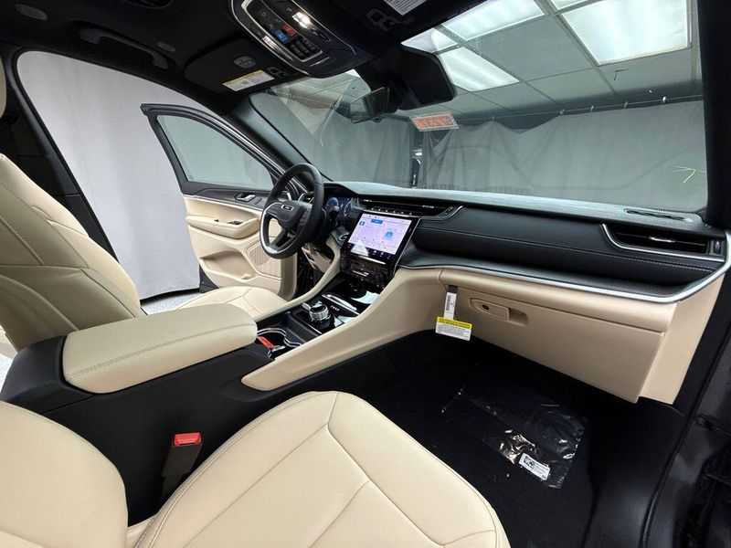 New 2025 Jeep Grand Cherokee Limited 4x4Image 17
