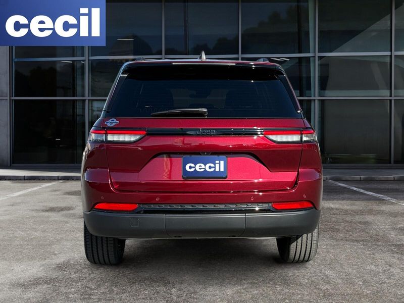 2025 Jeep Grand Cherokee Altitude photo 4