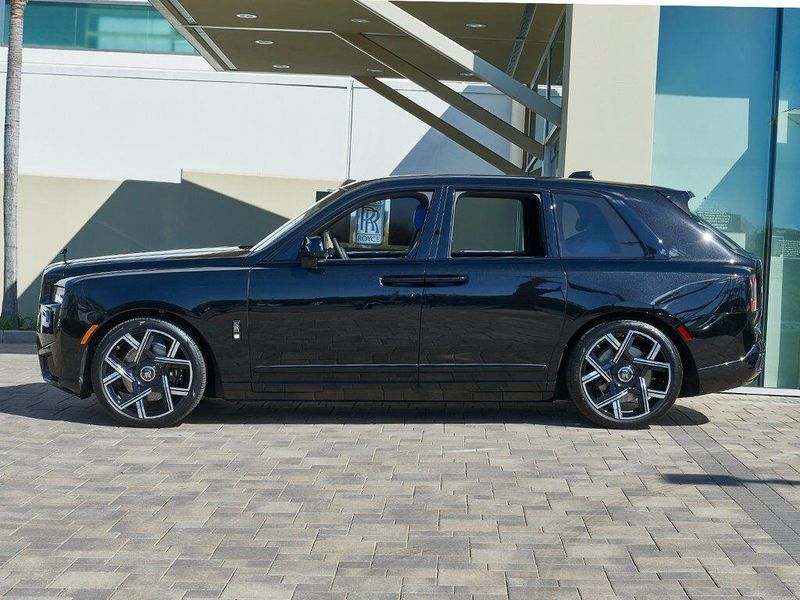 New 2026 Rolls-Royce Cullinan Black BadgeImage 3