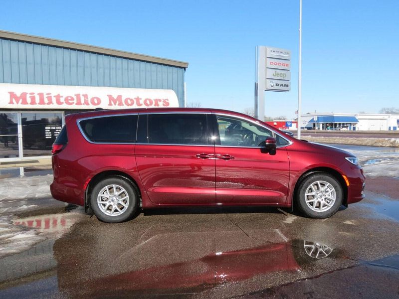 Used 2023 Chrysler Pacifica Touring L 4dr Mini VanImage 1