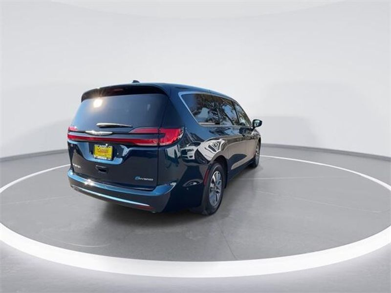 2025 Chrysler Pacifica Plug-in Hybrid SelectImage 8