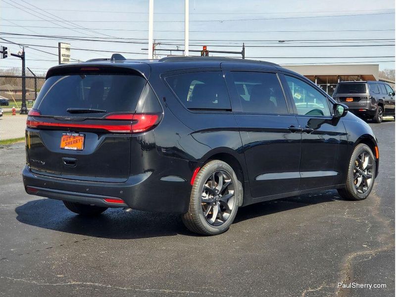 New 2026 Chrysler Pacifica Select