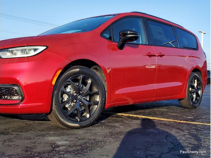 New 2026 Chrysler Pacifica Limited